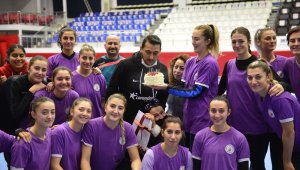 Muratpaşa kadın hentbol takımı, antrenörlerinin doğum gününü kutladı