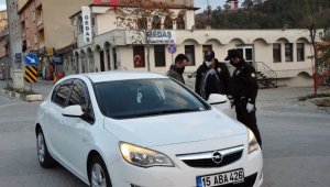 Nüfusunun yüzde 70'i karantinada olan ilçede sıkı denetim