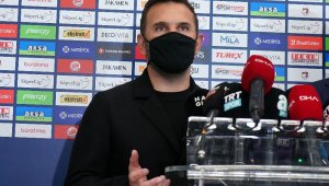 Okan Buruk: "Futbolun dışarda kaldığı, insanlığın içeriye alındığı anlamlı bir gece yaşadık"
