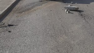 Önce karşı şeride geçti, sonra elektrik direğine çarptı