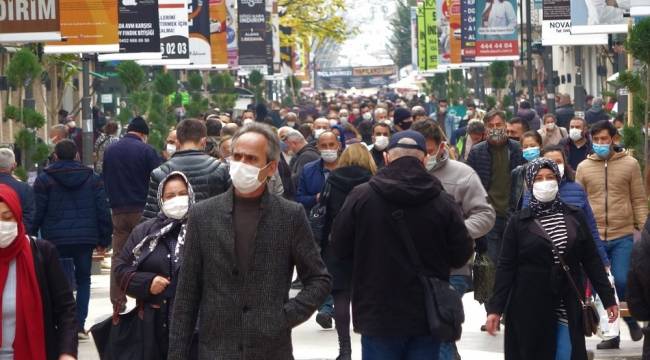 Ordu'nun sokak ve caddelerinde insan yoğunluğu