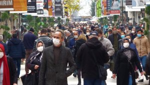 Ordu'nun sokak ve caddelerinde insan yoğunluğu