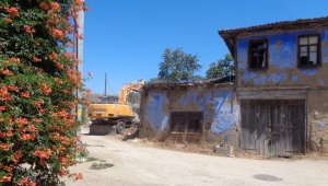 Osmangazi'de tehlike arz eden metruk bina yıkıldı