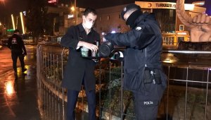 Otel çalışanları görevli polisleri ve gazetecileri unutmadı