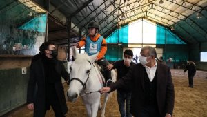 Otizmli çocuklar Beykoz'da Mustafa Ceceli ve atla terapiyle buluştu