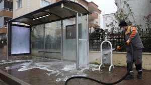 Otobüs durakları dezenfekte ediliyor