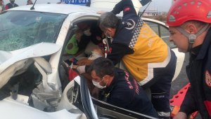 Otomobil bariyerlere çarptı: 2 yaralı