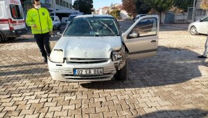 Otomobil ile hafif ticari araç çarpıştı: 1 yaralı