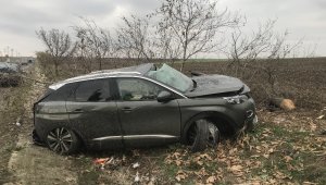 Otomobil yağmur kanalına düştü: 2 yaralı