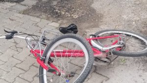 Otomobile çarpan bisikletli çocuk yaralandı