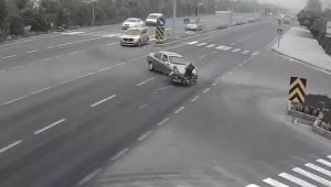 Otomobile çarpan motosiklet sürücüsü yerinden kalkamadı