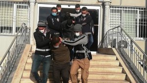 Otomobili kundaklayan şüphelilerden ikisi tutuklandı