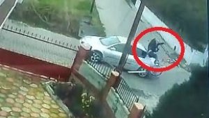 Otomobille çarpışan bisikletlinin metrelerce havaya uçtuğu anlar kamerada
