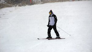 Palandöken'de kar yağışı altında kayak keyfi