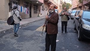 Pandemiye karşı çareyi mesleklerini sokağa taşımakta buldular