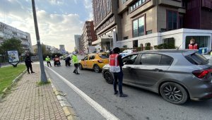 Polis ekipleri, İETT otobüsünde izin belgesi kontrolü yaptı