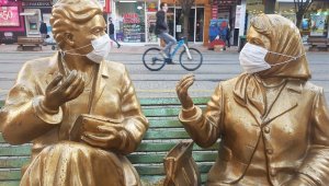 "Maskeli heykel" görenleri hem uyardı, hem de gülümsetti