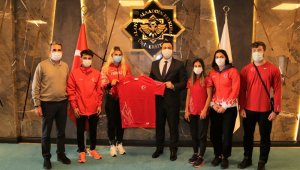 Rektör Kalan milli sporcuları kabul etti