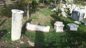 Roma döneminden kalma sütun parçası ve taşlar taşınmayı bekliyor