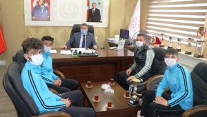 Şampiyon Tenisçilerden Gençlik ve Spor İl Müdürü Cihan Demir'e ziyaret