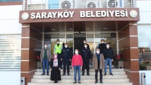 Sarayköy'de ekipler sokağa çıkma kısıtlamasında vatandaşların ihtiyaçlarını karşılıyor