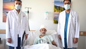 Sedyeyle geldiği hastaneden yürüyerek çıktı
