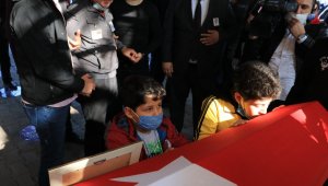 Şehit polisi çocukları ve babası tabutunu öperek uğurladı