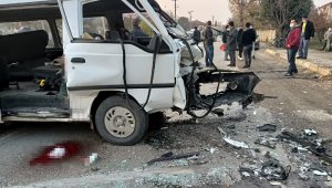 Servis minibüsü ile otomobil kafa kafaya çarpıştı: 7 yaralı