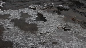 Soğuk havalar nedeniyle dereler donmaya başladı