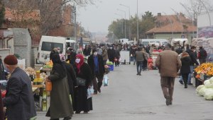 Sokağa çıkma kısıtlaması nedeniyle Cumartesi pazarı Cuma günü kuruldu