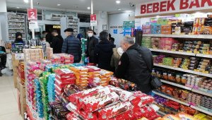 Sokağa çıkma kısıtlaması öncesi marketlerde yoğunluk yaşandı