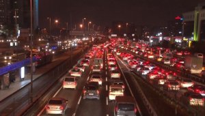 Sokağa çıkma kısıtlamasına dakikalar kala İstanbul trafiğinde yoğunluk