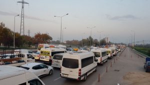 Sokağa çıkma kısıtlamasında araç kuyruğu