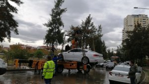 Su taşkınının ardından araçlar çekiliyor