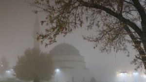 Tarihi kent meydanında sis kartpostallık görüntüler oluşturdu