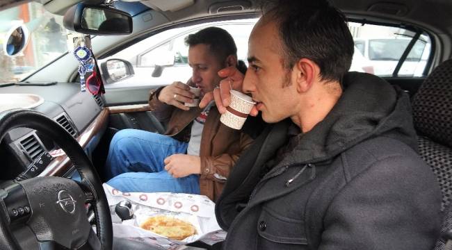 Tokat yağlısını soğutmamak için araçta kahvaltı yaptılar