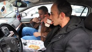 Tokat yağlısını soğutmamak için araçta kahvaltı yaptılar