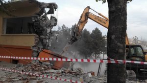 Tosya'da depreme dayanıksız okulların yıkımı sürüyor