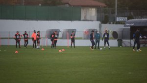 Trabzonsporlu futbolcular 'Irkçılığa hayır' yazılı tişörtlerle antrenmana çıktı