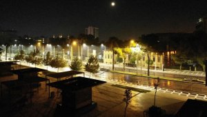 Trafiğin kilitlendiği yollar bir anda sessizliğe büründü