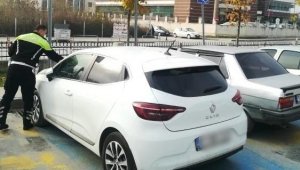 Trafik ekipleri, engelli parklarına park eden sürücülere ceza yağdırdı