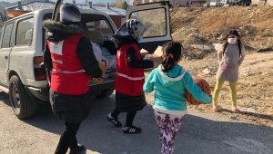 Türk Kızılayı ekipleri, karantinada bulunan ihtiyaç sahiplerine gıda yardımı yaptı