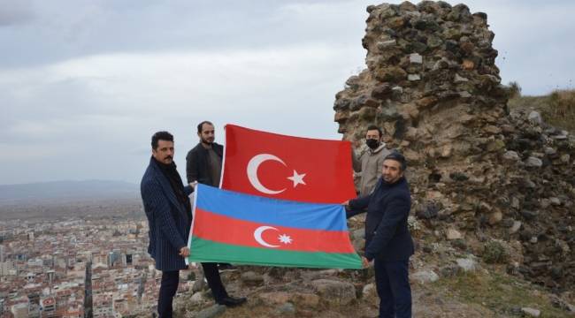 Türk ve Azerbaycan bayrağı açıp zaferi kutladılar