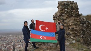 Türk ve Azerbaycan bayrağı açıp zaferi kutladılar