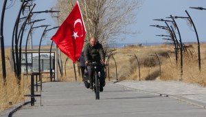 Türkiye'yi Avrupa ülkelerine tanıtmak için 72 gündür pedal çeviriyor