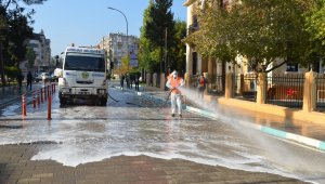 Üç bin kişinin karantinada olduğu ilçede caddeler yıkanıyor