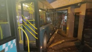 Ümraniye'de freni boşalan özel halk otobüsü iş yerine girdi