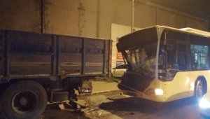 Ümraniye'de İETT otobüsü kamyonete çarptı: 2 yaralı