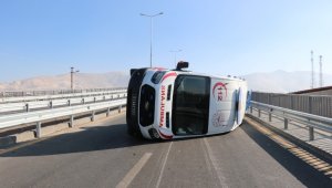 Vakaya giden ambulans devrildi