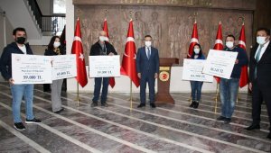 Vali Aksoy, 5 engelliye hibe çeklerini teslim etti